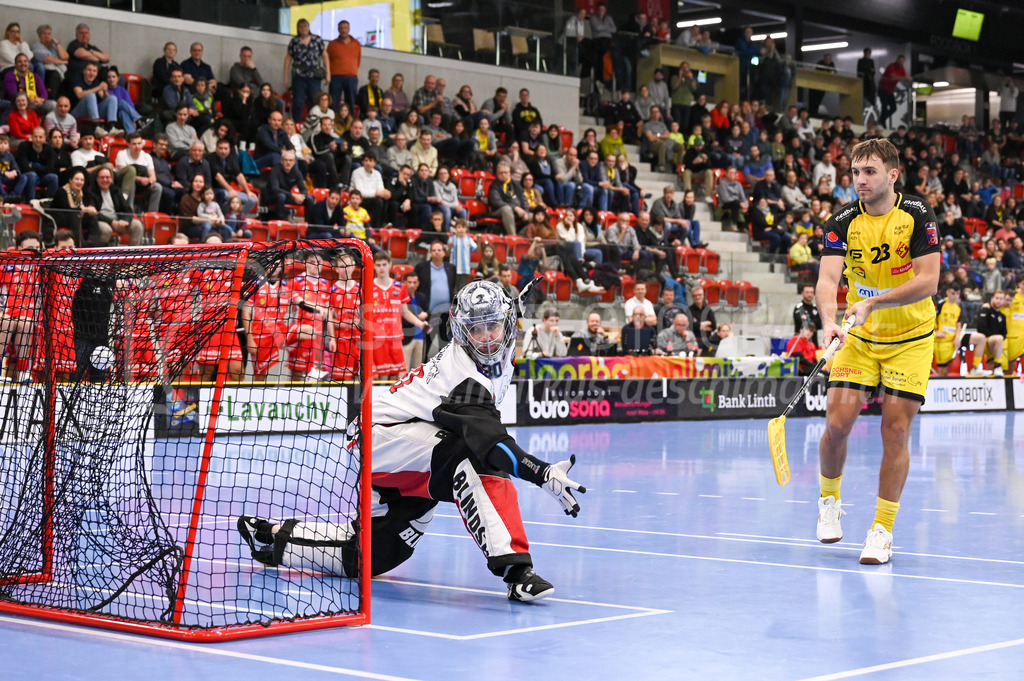 HC Rychenberg vs Floorball Köniz - 18. Dezember 2022 | HC Rychenberg vs Floorball Köniz
AXA Arena, Winterthur
Tobias Studer (#23 HC Rychenberg) verwandelt seinen Penalty gegen Patrick Eder (#30 Floorball Köniz) souverän per Zorro.
Bild: Sportfotografie Markus Aeschimann | www.markus-aeschimann.ch - Realisiert mit Pictrs.com