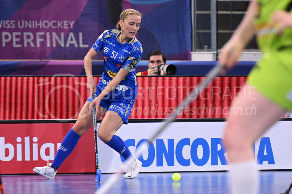 Kloten-Dietlikon Jets vs Skorpion Emmental Zollbrück - 15. April 2023 | 15.04.2023, Kloten, stimo arena, Swiss Unihockey Superfinal Frauen: Kloten-Dietlikon Jets - UHV Skorpion Emmental, Sereina Zwissler (#51 Kloten-Dietlikon Jets). - Realisiert mit Pictrs.com