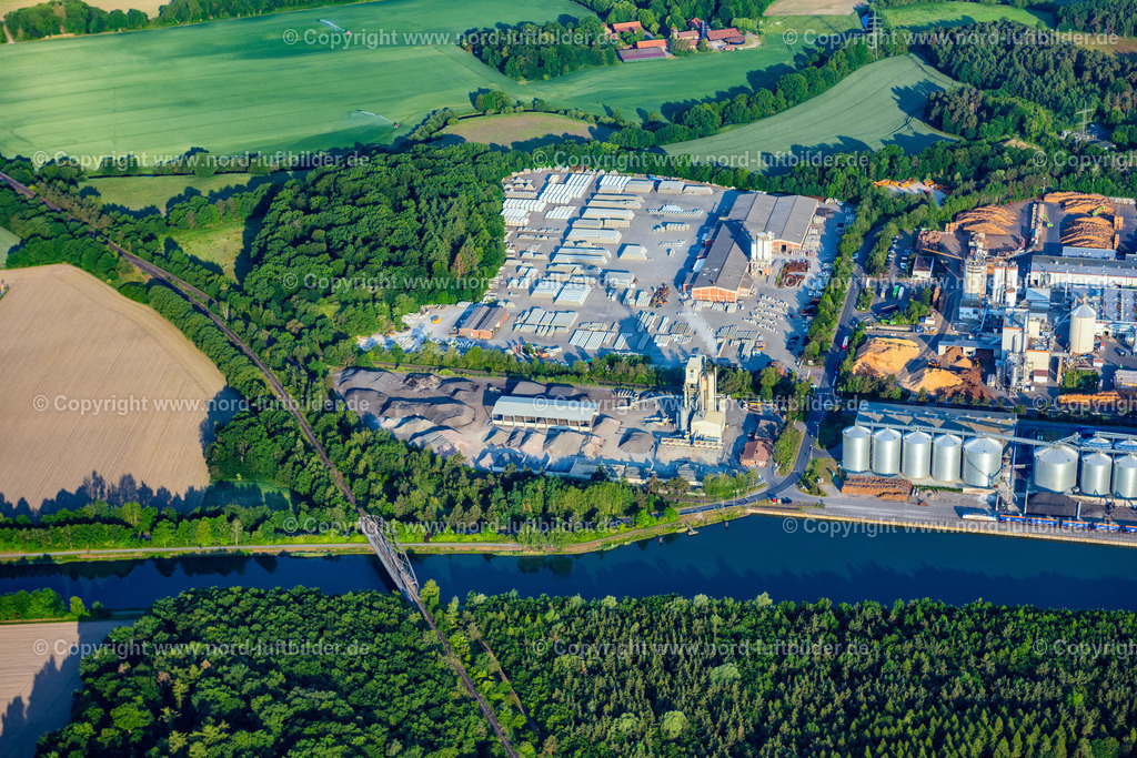 Uelzen_Hafen_Gewerbegebiet_Ilmenau_ELS_3375050623 | UELZEN 05.06.2023 Industrie- und Gewerbegebiet am Fluss der Ilmenau an der Bremer Straße in Uelzen im Bundesland Niedersachsen, Deutschland. // Industrial and commercial area on Fluss of Ilmenau on street Bremer Strasse in Uelzen in the state Lower Saxony, Germany. Foto: Martin Elsen