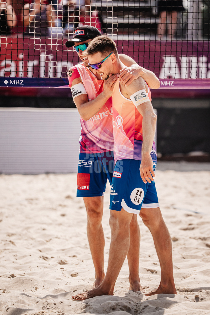 Beachvolleyball | Männer | Allianz German Beach Tour 2025 | Tourstop Bremen | 13.06.2025 | v.l. Bennet Poniewaz und David Poniewaz jubeln nach dem Sieg