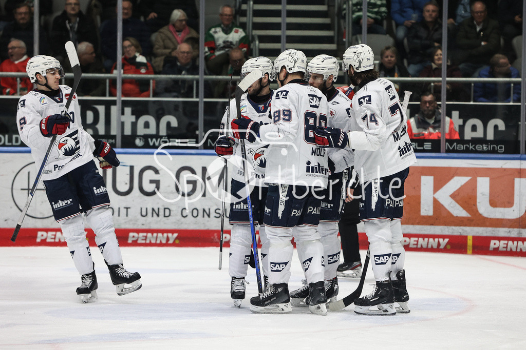 Augsburger Panther - Adler Mannheim | Jubel der Gaeste nach dem Treffer zum 2-5 durch Matthias PLACHTA (MAN #22) / Tor / Freude / Torschuezte