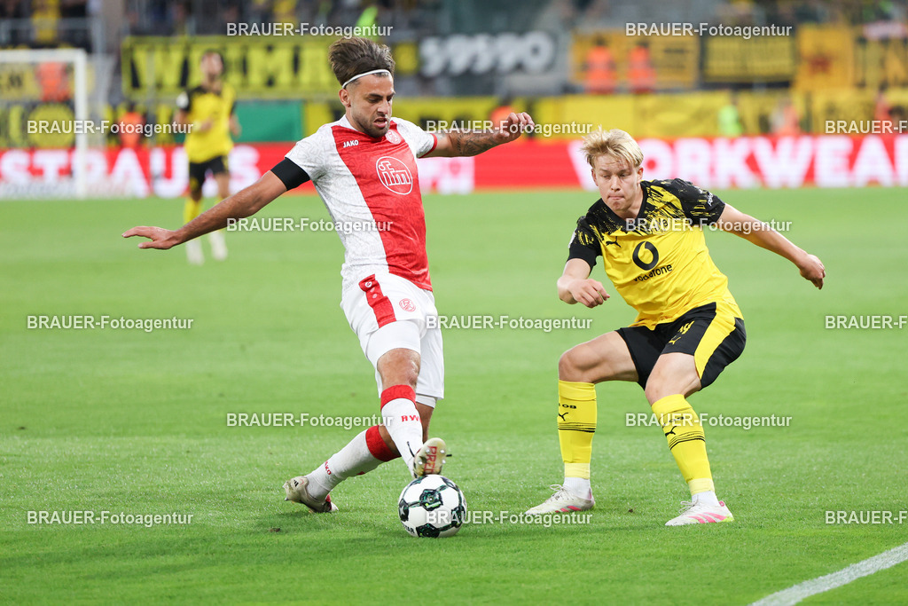 Rot-Weiss Essen - Borussia Dortmund | Essen, Deutschland, 18.08.2025José-Enrique Ríos Alonso  (Rot-Weiss Essen) im Kampf um den Ball mit Daniel Svensson (Borussia Dortmund)während des DFB Pokal Spiels zwischen Rot-Weiss Essen- Borussia Dortmund im Stadion an der Hafenstraße am 18.08.2025 in Essen. (Foto von Timo Bluhmki-Schmidt/Brauer Fotoagentur