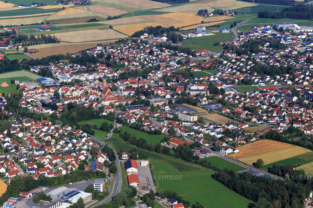 Ortsansicht von Osten entlang der Kleinen Vils | Luftbild: Ortsansicht von Osten entlang der Kleinen Vils in Geisenhausen im Bundesland Bayern in Deutschland. Foto: IMG_133037.jpg vom 03.07.2022 durch Werner Riehm/FLY-FOTO.de - Realisiert mit Pictrs.com