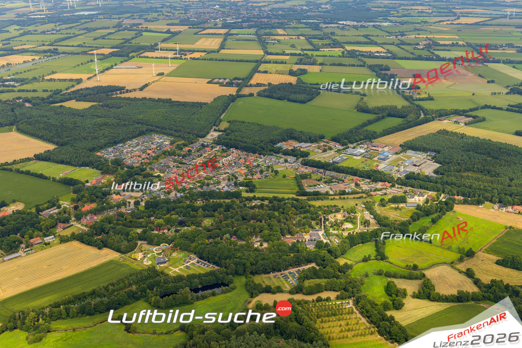 Klassische Luftaufnahme ohne Drohne zeigt:Mittelsten Thüle bei Friesoythe - Die Luftbildaufnahme wurde 2025 vom UL-Flugzeug heraus erstellt ( keine Drohnenaufnahme ) - Hochauflösende Luftaufnahme -Nicht vergleichbar mit Google Maps oder Satelittenbilder- Die Geschenkidee !Mit Lizenz und Bildrechte bestellbar