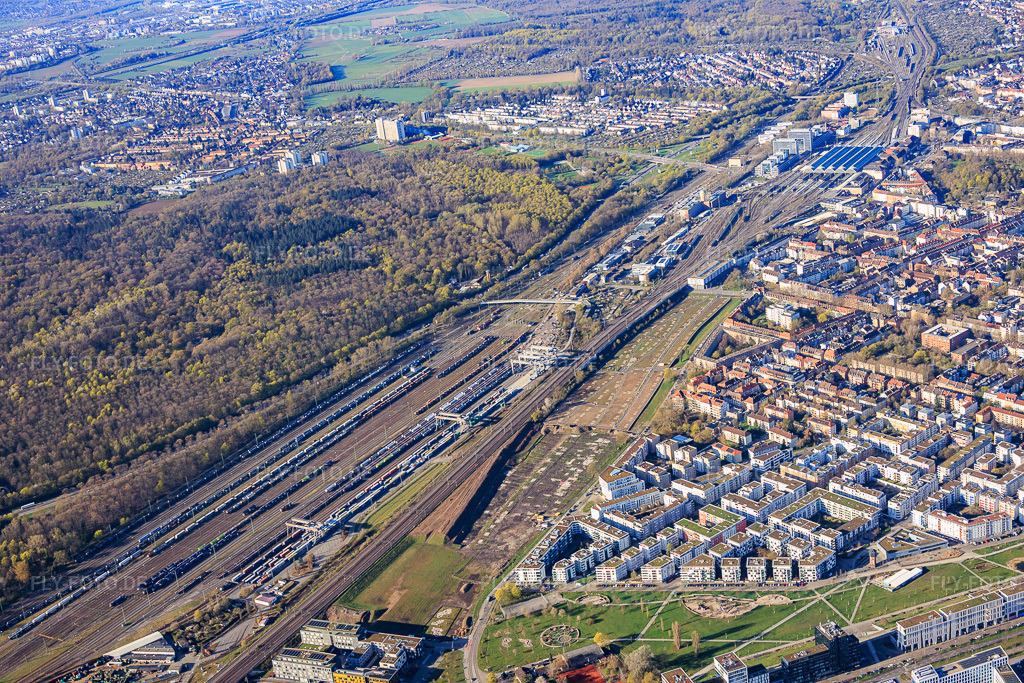 Luftbild: Neugestaltung des Areals an der Stuttgarter Straße als Stadtteilpark und DUSS Terminal Karlsruhe im Ortsteil Südstadt in Karlsruhe im Bundesland Baden-Württemberg in Deutschland. Foto: IMG_154072.jpg vom 02.04.2026 durch Werner Riehm/FLY-FOTO.deAuflösung des Originals: 6000 x 4000 pxKarlsruhe: Neugestaltung an der Stuttgarter Straße