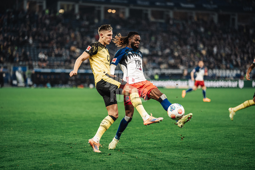 Fußball | Männer | Saison 2025/2026 | 1. Fußball-Bundesliga | 10. Spieltag | Hamburger SV vs. Borussia Dortmund | 08.11.2025 | v.l. Nico Schlotterbeck (#4, Borussia Dortmund) gegen Jordan Torunarigha (#25, HSV) Anschließend Verletzungsunterbrechung