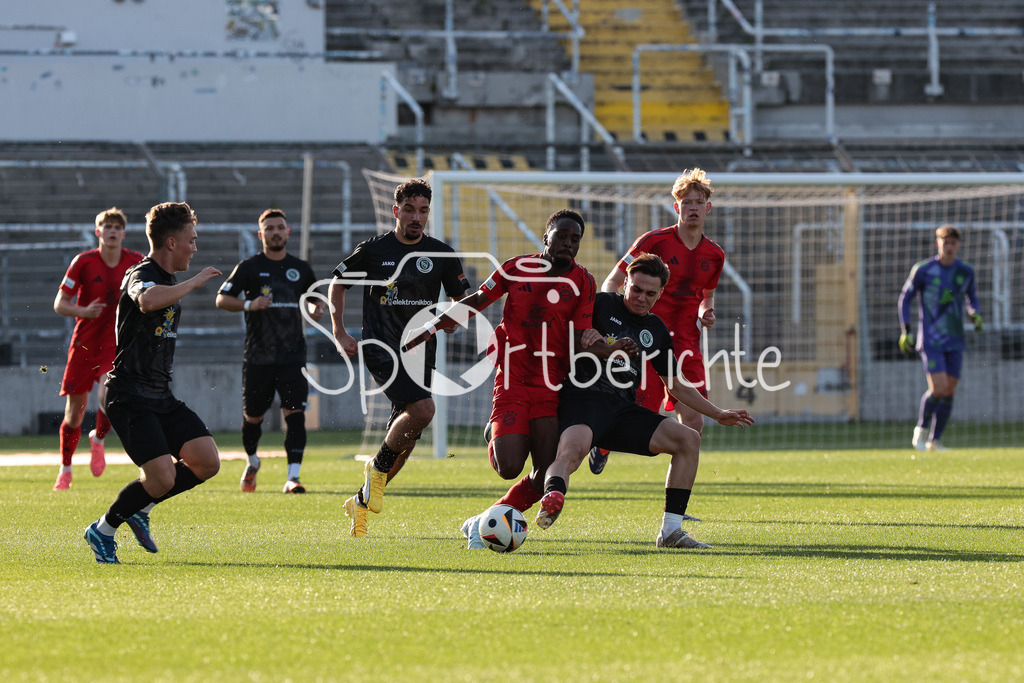FC Bayern Amateure - SpVgg Ansbach | im Duell Michael SCOTT (FCB #8) und Christian KESTEL (Ansbach #16) / Zweikampf