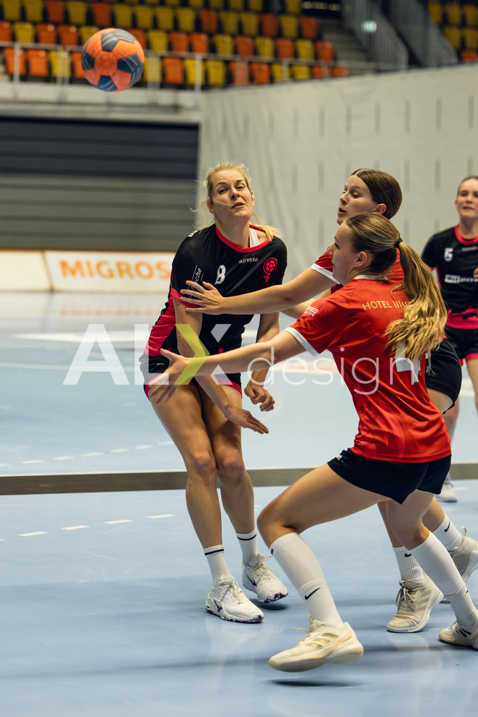 Handball I Frauen I Saison 2025-2026 I Frauen 2. Liga I 8. Spieltag I SG Schaffhausen - SG Red Dragons Uster I 23.11.2025 | Hochwertige Sportfotos kaufen & lizenzieren für Medien, Vereine, Agenturen & Sportler:innen. Entdecke professionelle Sportfotografie im Bildshop von Alexander Franzen. - Realisiert mit Pictrs.com