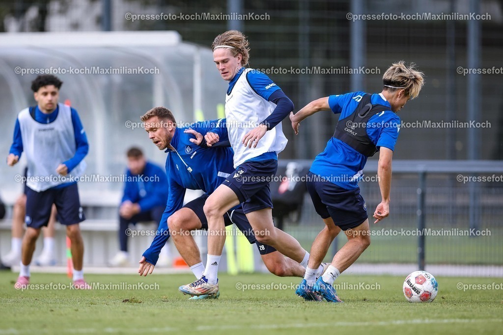 KSC02092502253 | 02.09.2025, Fußball, Training Karlsruher SC, 2. Fußball Bundesliga, Trainingsplatz am BBBank Wildpark Stadion Karlsruhe, Saison 2025 2026: Marcel Franke (KSC #28) im Zweikampf gegen  David Herold (KSC #20) und Shio Fukuda (KSC #13) 