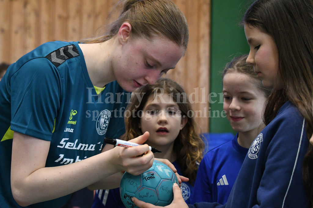 SSG Metten Damen :  HSG Schwab/kirchen | Autogramme der Vorbilder waren gewünscht: Lana Köck (SSG Metten Damen) - Realisiert mit Pictrs.com