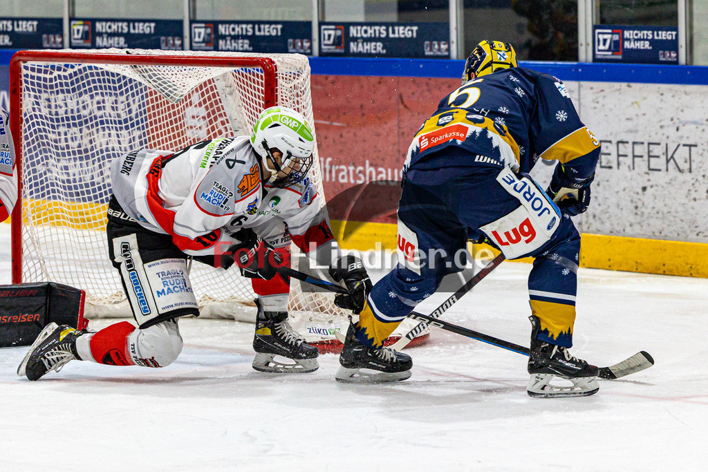 TSV Peißenberg Miners vs ESC River Rats Geretsried | Eishockey Bayernliga 2023/2024, TSV Peißenberg Miners vs ESC River Rats Geretsried,
Abwehr Christoph FRANKENBERG (Miners 16),
2023-12-26 in Geretsried (Eisstadion)
16 Christoph FRANKENBERG (Miners 16), 5 Dominic FUCHS (River Rats 5)
Copyright: WolfgangxLindner foto-lindner.de