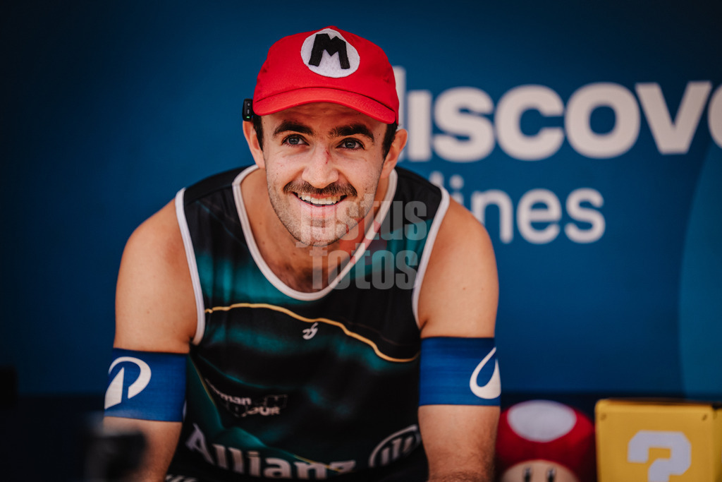 Beachvolleyball | Männer | Allianz German Beach Tour 2025 | Tourstop Berlin | 22.08.2025 | Tilo Rietschel auf der Spielerbank mit einer Super Mario Cap