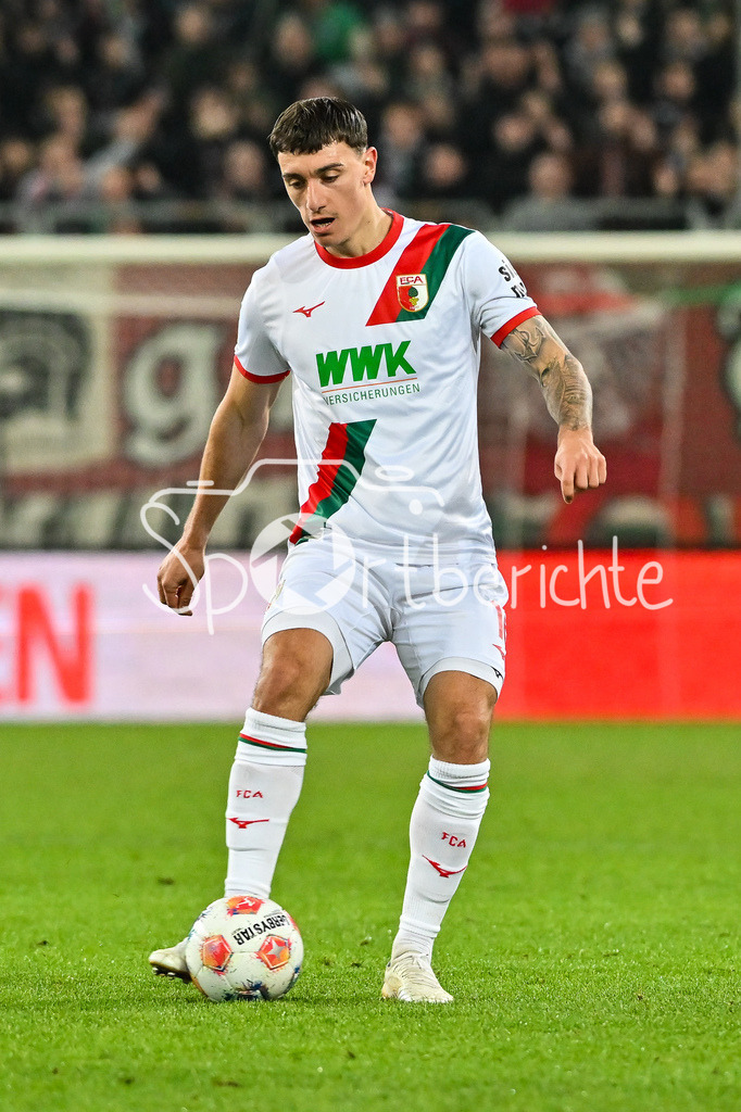 FC Augsburg - 1. FC Union Berlin | AUGSBURG, GERMANY - 15. JANUARY: am Ball Cedric ZESIGER (FC Augsburg 16) / Einzelfoto / Freisteller während dem Bundesligamatch zwischen dem FC Augsburg und dem 1. FC Union Berlin am 17. Spieltag in der WWK-Arena / DFL REGULATIONS PROHIBIT ANY USE OF PHOTOGRAPHS AS IMAGE SEQUENCES AND/OR QUASI-VIDEO