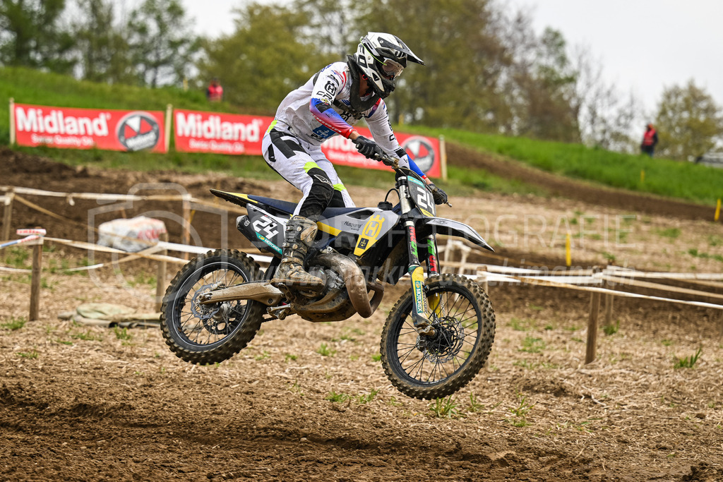Motocross Schlatt bei Winterthur - 30. April 2023 | #24 Oechslin Thomas aus Alpthal (CH) auf Husqvarna 250 in der Kategorie ProRace Serie am Motocross Schlatt bei Winterthur, 30. April 2023. 
Instagram: @mx_schlatt | @mc_wila | @sam_schweiz
Bild: Sportfotografie Markus Aeschimann | www.markus-aeschimann.ch - Realisiert mit Pictrs.com
