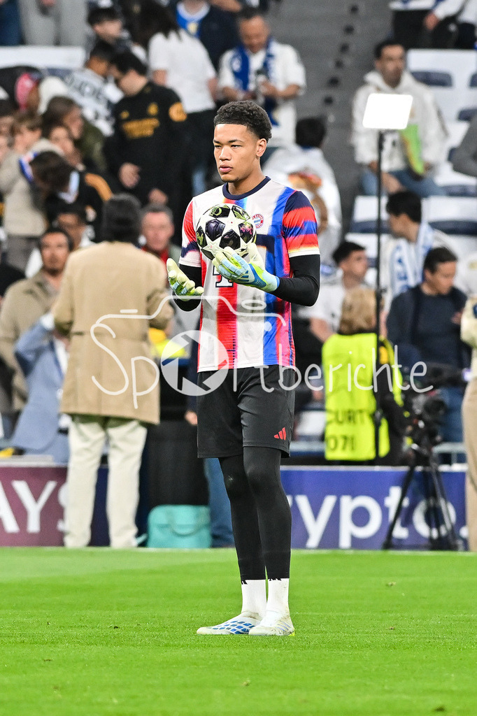 Real Madrid - FC Bayern München | MADRID, SPAIN - 07. APRIL: Leonard PRESCOTT during the warmup before the UEFA Champions League match between Real Madrid vs. FC Bayern Munich on Quarterfinal first leg at Estadio Santiago Bernabeu