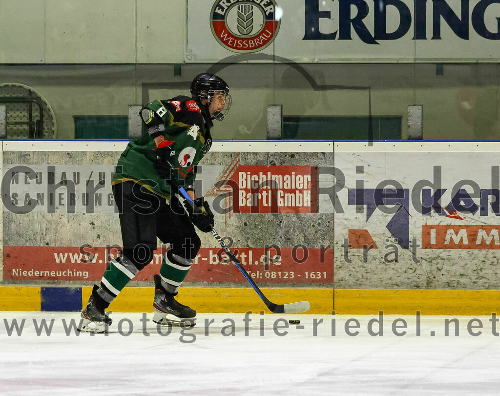 2022-11-26_030_TSV_Erding_gegen_ESC_Geretsried | Erding, Deutschland, 26.11.2022:
Eishockey, Bayernliga U20 2022 / 2023, xx. Spieltag, TSV Erding gegen ESC Geretsried, Endergebnis: 5:3

Thomas Baumann (Erding Gladiators, #6)

Foto: Christian Riedel / fotografie-riedel.net