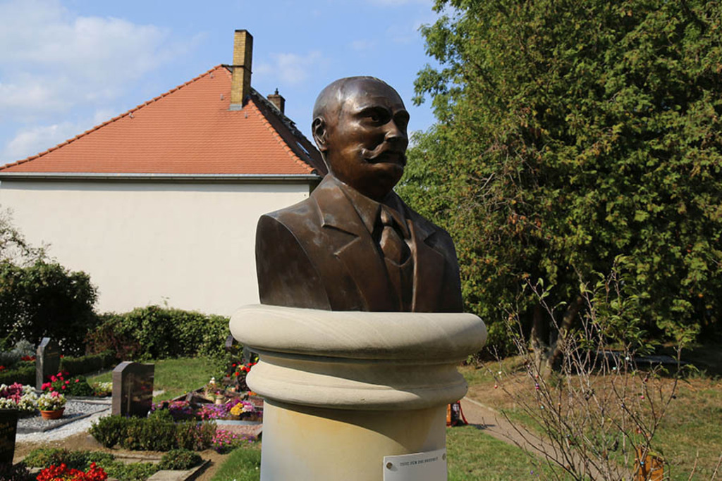 Störmthaler See - Friedrich-Naumann-Denkmal | Entdecke über 20 Kategorien Leipzig-Motive: Foto-Downloads, hochwertige Poster, Leinwand- & Fine-Art-Prints. Jetzt Lieblingsfoto im Bildlexikon Leipzig Shop bestellen!