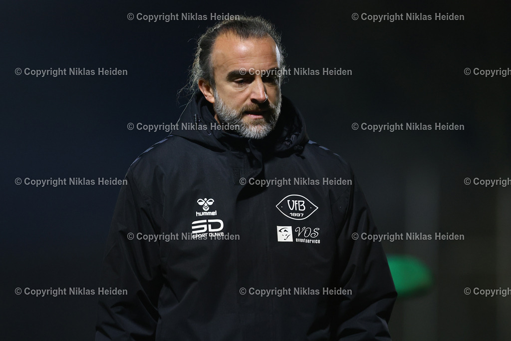 NH_FCStPauliU23_VfBOldenburg_RegionalligaNord_02122025 | Dario Fossi (Trainer, VfB Oldenburg)Fußball I Herren I Regionalliga Nord I Saison 2025-2026 I 21. Spieltag I FC St. Pauli U23 - VfB Oldenburg I 02.12.2025 I Edmund-Plambeck-Stadion