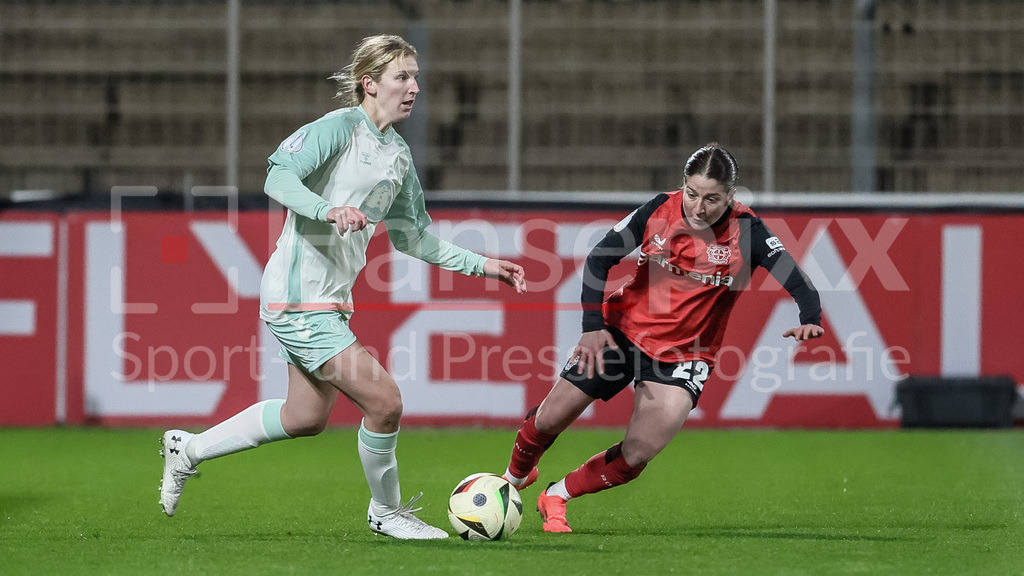 Fussball, DFB-Pokal Frauen, Bayer 04 Leverkusen - SV Werder Bremen | v.li.: Kaylie Ronan (SV Werder Bremen, 4) und Ruby Grant (Bayer 04 Leverkusen, 22) im Zweikampf, Duell, Dynamik, Aktion, Action, Spielszene, DIE DFB-RICHTLINIEN UNTERSAGEN JEGLICHE NUTZUNG VON FOTOS ALS SEQUENZBILDER UND/ODER VIDEOÄHNLICHE FOTOSTRECKEN. DFB REGULATIONS PROHIBIT ANY USE OF PHOTOGRAPHS AS IMAGE SEQUENCES AND/OR QUASI-VIDEO.