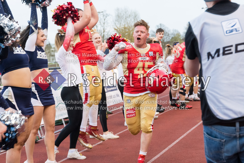 American Football, Pre-Season 2023, Testspiel, Lübeck Cougars - Hamburg Blue Devils, Buniamshof (Lübeck), 22.04.2023 | Arne Duwensee (#45, Cougars) läuft die aufgestellten Spieler und Cheerleaderinnen ab.
