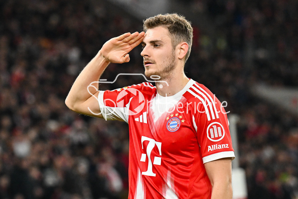 VfB Stuttgart - FC Bayern München | STUTTGART, GERMANY - 06. DECEMBER: Jubel der Bayern nach dem Treffer zum 0-3 durch Josip STANISIC (FC Bayern Munich 44) / Tor / Torschuetze / Freude / Happy während dem Bundesligamatch zwischen dem VfB Stuttgart und dem FC Bayern München am 13. Spieltag in der MHP Arena / DFL REGULATIONS PROHIBIT ANY USE OF PHOTOGRAPHS AS IMAGE SEQUENCES AND/OR QUASI-VIDEO / Salutierend / Salutiert