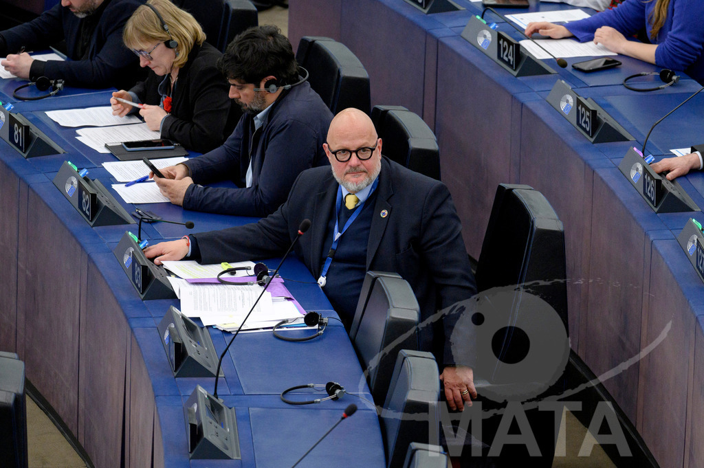 _DWI0273 | Marc Angel (MdEP, Parti ouvrier socialiste luxembourgeois, Luxemburg) bei Wiederaufnahme der letzte Plenarsitzung. Das Europäische Parlament in Straßburg, 22.04.2024
 - Realisiert mit Pictrs.com