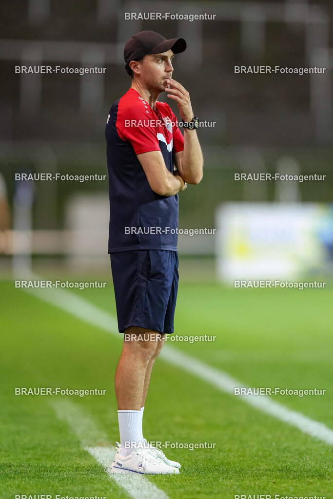 SB_KFCBAU_20250815_5290.JPG -  - KFC Uerdingen - SF Baumberg - Oberliga Niederrhein | Krefeld, Deutschland, 15.08.25: Trainer Julian Stöhr (KFC Uerdingen) schaut während des Oberliga Niederrhein Spiels zwischen KFC Uerdingen - SF Baumberg in der Grotenburg Stadion am 15. August 2025 in Krefeld, Deutschland. (Foto von Stefan Brauer/Brauer-Fotoagentur)