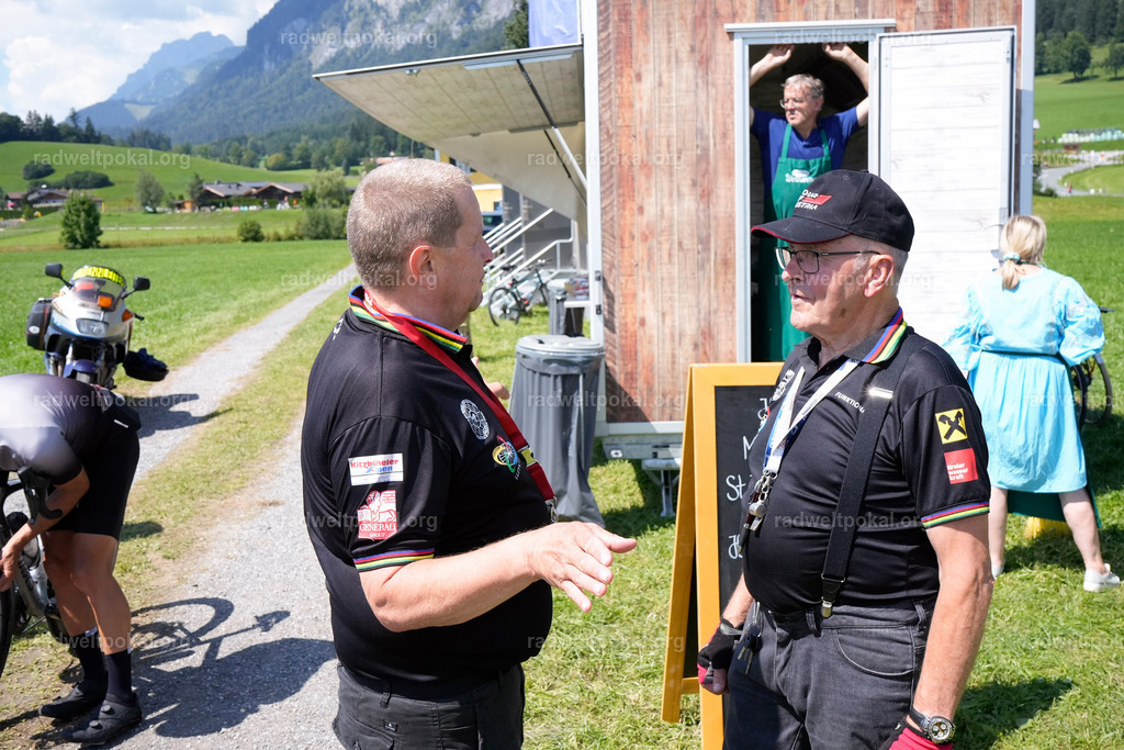 154_20230817_Bewerb_Maenner_Muehlanger | AUT - OESTERREICH, 2023-08-16: SPORT RENNRAD-FAHREN - 55. INTERNATIONALER RADWELTPOKAL IN ST. JOHANN IN TIROL  - Vintage-Radrennen mit WM-Bronze-Medaillen-Siegerin Christina Schweinberger, den Teilnehmer und Alexander Baumann (vom Orginastions-Team) - TAG 2 BEWERB MAENNER IN SECHS GRUPPEN  ; Foto: Roland Muehlanger