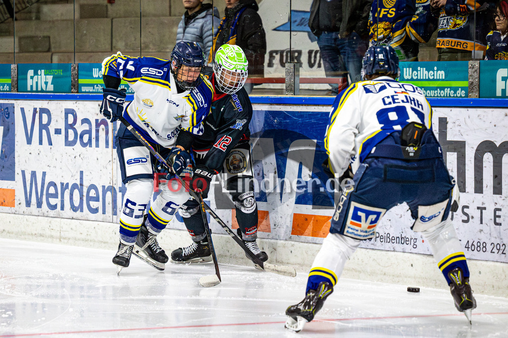 Peißenberg MINERS gegen EHC Waldkraiburg "Die Löwen" | Eishockey Bayernliga 2025/26, Peißenberg MINERS gegen EHC Waldkraiburg "Die Löwen", 20251012,Zweikampf,2025-10-12 in Peißenberg (flatbuy Arena Peißenberg), Leander RUß (EHC Waldkraiburg 63), Jonas LAUTENBACHER (MINERS 12)Copyright: WolfgangxLindner www.foto-lindner.de
