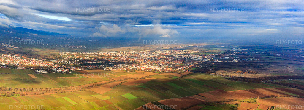 Luftbild: Stadtpanorama im Winter von Süden in Landau in der Pfalz im Bundesland Rheinland-Pfalz in Deutschland. Foto: IMG_61310-Pano.jpg vom 30.11.2013 durch Werner Riehm/FLY-FOTO.deAuflösung des Originals: 8923 x 3246 px