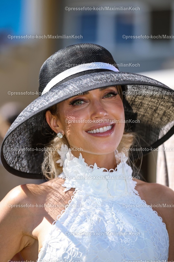 BBmx31082501041 | 2025.08.31, Promis beim Renntag auf der Galopprennbahn Baden-Baden in Iffezheim. Die Gäste genießen die elegante Atmosphäre beim Pferderennen. Sylvie Meis (Model und Markenbotschafterin des Casino Baden-Baden) 