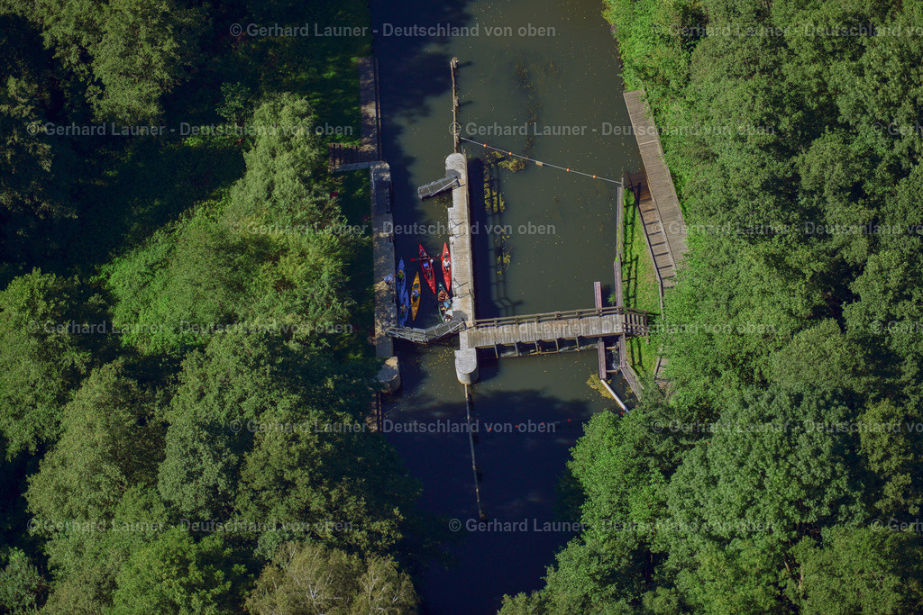 3637354 | LüBBENAU/SPREEWALD 25.08.2016 Kanuten - Fahrt und Ausbildung an einer Schleuse am Flußverlauf der Hauptspree in Lübbenau/Spreewald im Spreewald im Bundesland Brandenburg, Deutschland. // Canoeists - ride and training at a lock on the course of the main Spree in Luebbenau/Spreewald at Spreewald in the state Brandenburg, Germany. Foto: Gerhard Launer