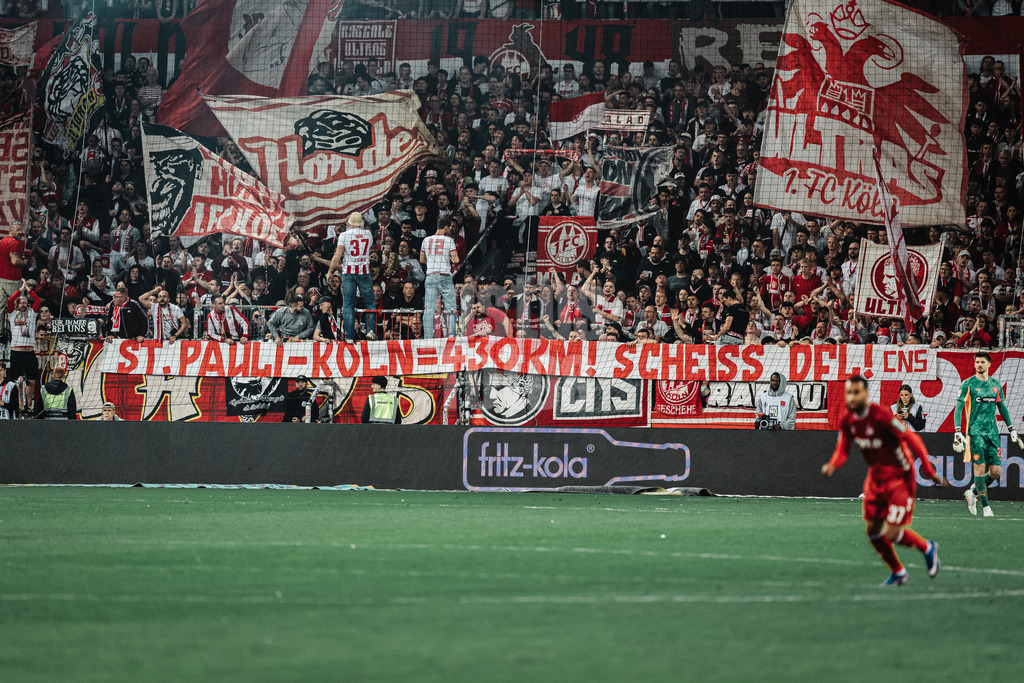 Fußball | Männer | Saison 2025/2026  | Fußball-Bundesliga | 30. Spieltag | FC St. Pauli vs. 1. FC Köln | 17.04.2026 | Transparent Banner der Kölner Fans St Pauli Köln 430KM Scheiss DFL