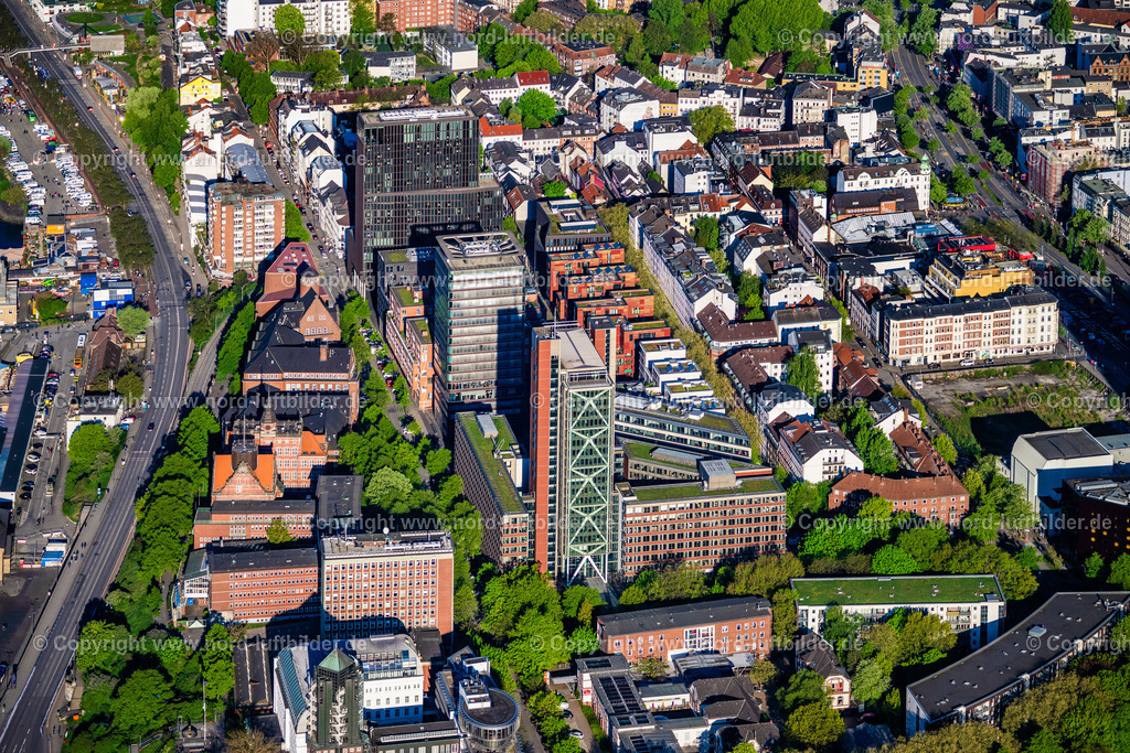 Hamburg_St_Pauli_Bernhardnocht_Strasse_Atlantic_Haus_Astra_Turm_Empire_Riverside_Hotel_Hamburg_ELS_1379270425 | HAMBURG 27.04.2025 Hochhaus- Ensemble mit dem "EMPIRE RIVERSIDE HOTEL" und dem "ASTRATURM" an der Bernhard-Nocht-Straße entlang der St. Pauli Hafenstraße im Ortsteil Sankt Pauli in Hamburg, Deutschland. Weiterführende Informationen bei: David Chipperfield Architects - Gesellschaft von Architekten mbH,  Deka Immobilien GmbH,  Empire Riverside GmbH & Co. KG,  GRS Reimer Architekten GmbH,  INTERPANE GLAS INDUSTRIE AG,  KSP Jürgen Engel Architekten GmbH,  REEDEREI NORD GMBH,  Schörghuber Spezialtüren KG. // High-rise ensemble with the "EMPIRE RIVERSIDE HOTEL" and "ASTRATURM" on Bernhard-Nocht-Strasse along the St. Pauli Hafenstrasse in the district Sankt Pauli in Hamburg, Germany. Further information at: David Chipperfield Architects - Gesellschaft von Architekten mbH,  Deka Immobilien GmbH,  Empire Riverside GmbH & Co. KG,  GRS Reimer Architekten GmbH,  INTERPANE GLAS INDUSTRIE AG,  KSP Juergen Engel Architekten GmbH,  REEDEREI NORD GMBH,  Schoerghuber Spezialtueren KG. Foto: Martin Elsen