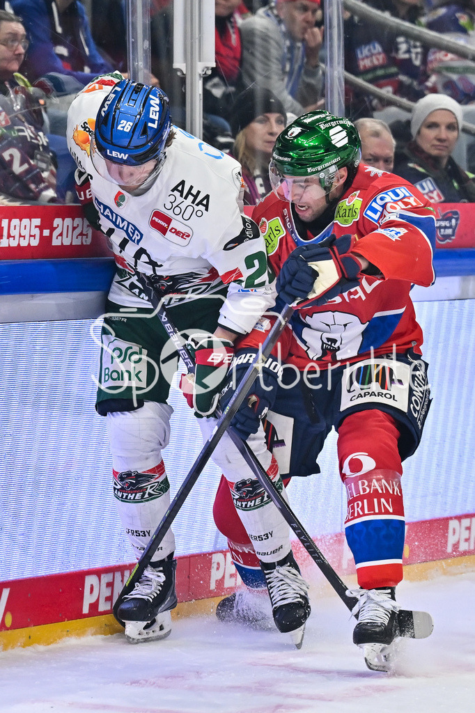 Eisbären Berlin - Augsburger Panther | BERLIN, GERMANY - 04. JANUARY: im Duell Alexander BLANK (Augsburger Panther 26) und Michell REINKE (Eisbären Berlin 5) während dem Match zwischen den Eisbären Berlin und den Augsburger Panthern am 36. Spieltag der Penny DEL in der UBER Arena