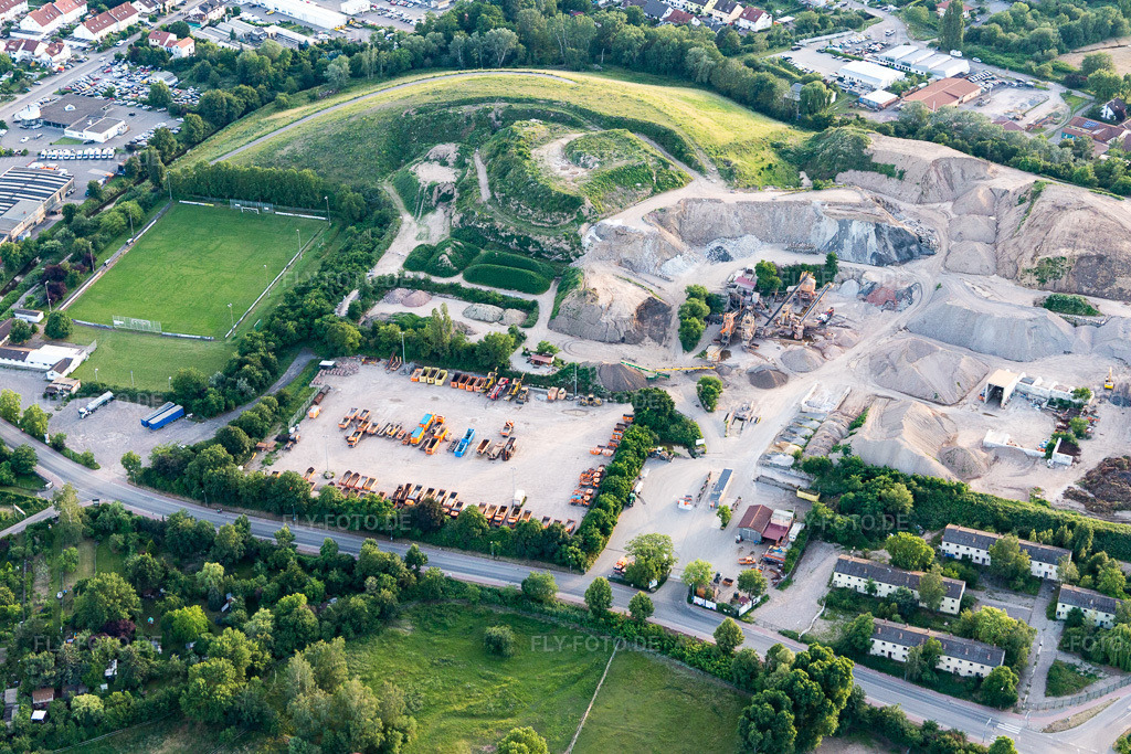 Luftbild: Gelände der aufgeschütteten Mülldeponie Gerst Recyclinghof in Neustadt an der Weinstraße im Bundesland Rheinland-Pfalz in Deutschland. Foto: IMG_107750.jpg vom 03.06.2018 durch Werner Riehm/FLY-FOTO.de