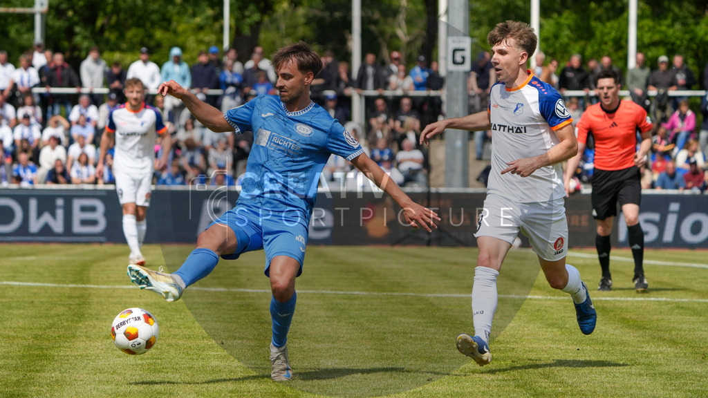 Fußball, Herren, Saison 2024/2025, Finaltag der Amateure 2025, Landespokal Brandenburg, Finale, VfB 1921 Krieschow vs. RSV Eintracht 1949, Samstag 24.05.2025, Volksparkstadion Neuruppin, | Fußball, Herren, Saison 2024/2025, Finaltag der Amateure 2025, Landespokal Brandenburg, Finale, VfB 1921 Krieschow vs. RSV Eintracht 1949, Samstag 24.05.2025, Volksparkstadion Neuruppin, Im Bild: Tim Göth (l. RSV) und Luca Grimm (r. VfB) - Realisiert mit Pictrs.com