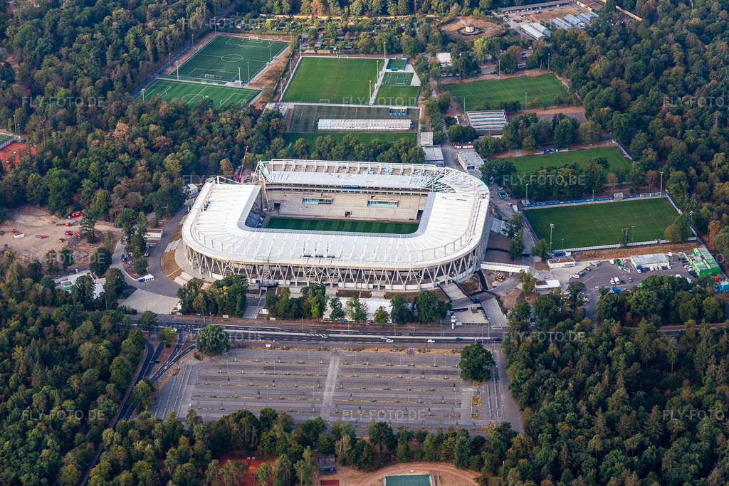Luftbild: Neubaustelle des Wildparkstadion des Karlsruher Sport-Club GmbH & Co. KGaA im Ortsteil Innenstadt-Ost in Karlsruhe im Bundesland Baden-Württemberg in Deutschland. Foto: IMG_134181.jpg vom 26.08.2022 durch Werner Riehm/FLY-FOTO.de