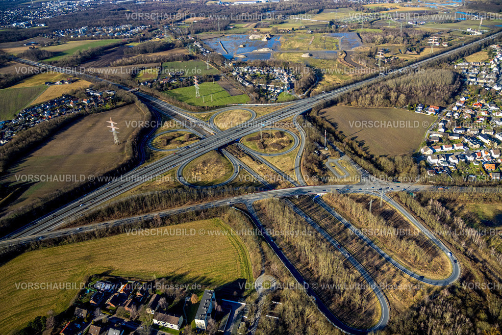 Castrop-Rauxel240106598 | Luftbild, Autobahnkreuz Castrop-Rauxel-Ost mit Autobahn A45 und A42 zusammen mit der Anschlussstelle Dreieck Dortmund-Bodelschwingh, Abfahrt Königshalt, Verkehrssituation, hinten das ehemalige Kraftwerk Gelände Knepper, Baugebiet zwischen Oestricher Straße und Nierhausstraße, Oestrich, Dortmund, Ruhrgebiet, Nordrhein-Westfalen, Deutschland