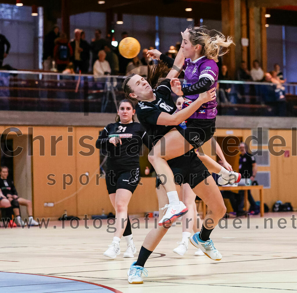 2024-01-27_023_SpVgg_Altenerding_gegen_HSG_Schwab-kirchen | Erding, Deutschland, 27.01.2024:
Handball, Bezirksoberliga Frauen Altbayern 2023 / 2024, 12. Spieltag, SpVgg Altenerding gegen HSG Schwab/kirchen, Endergebnis: 39:28

Veronika Gasteiger (HSG Schwab/kirchen, #81), Lena Prem (SpVgg Altenerding, #5)

Foto: Christian Riedel / fotografie-riedel.net