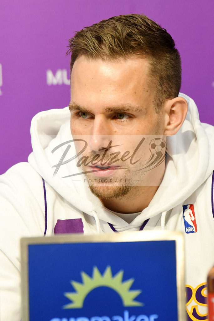 20200127_PKOSNA_0022 | Fußball, Herren: Maurice Trapp (VfL Osnabrück) schaut bei der Pressekonferenz des VfL Osnabrück am 27.01.2020 im Stadion an der Bremer Brücke in Osnabrück, Deutschland.(Foto von Nico Paetzel) - Realisiert mit Pictrs.com