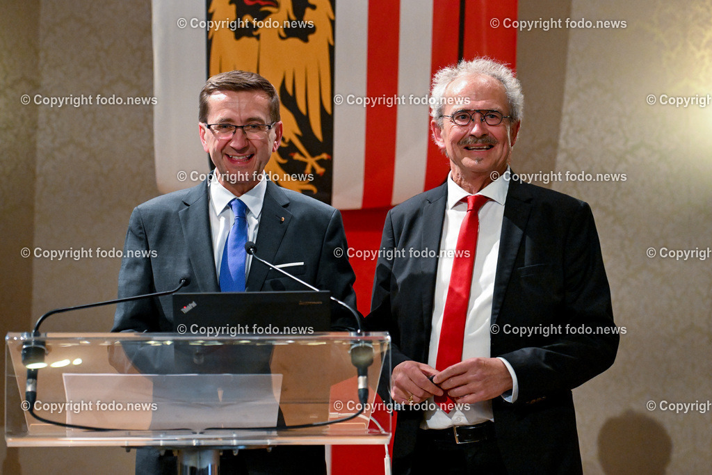 Josef Leitner_ Buchpräsentation_ 11.04.2023-9 | 11.04.2023, Linz, AUT, Josef Leitner, Buchpraesentation, im Bild LR Markus Achleitner (VP), Josef Leitner (Autor) 