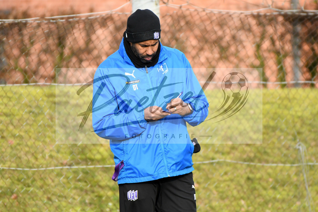 20200130_TRAOSN_0075 | Fußball, Herren: Trainer Daniel Thioune (VfL Osnabrueck) schaut waehrend der Trainingseinheit des VfL Osnabrueck im Sportpark Illoshoehe am 30.01.2020 in Osnabrueck, Deutschland. - Realisiert mit Pictrs.com