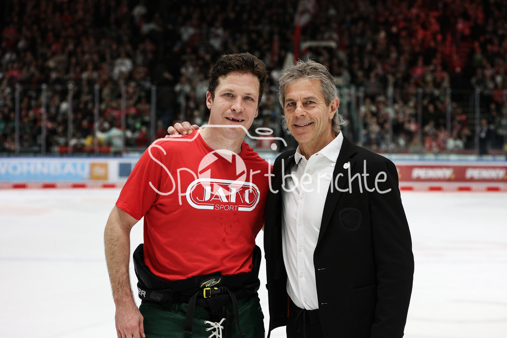 Augsburger Panther - EHC RB München | AEV Sportmanager Duanne MOESER (rechts) und Thomas Jordan TREVELYAN (AEV #24) zusammen nach dem Spiel /