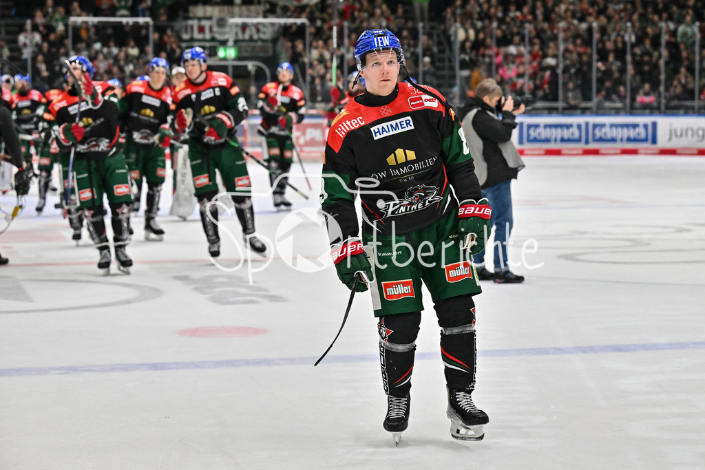 Augsburger Panther - EHC RB München | ein niedergeschlagener Mark ZENGERLE (Augsburger Panther #89) auf dem Weg in die Kabiene / DEL: Augsburger Panther - EHC RB Muenchen, Curt Frenzel Stadion am 16.01.2025