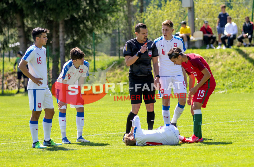 Portugal  U15 -Czech Republic U15 | MATYAS POTURNAY (Czech Republic #15) LUKAS HRBACEK (Czech Republic #5) KRYSTOF CIZEK (Czech Republic #17) JIRI MICEK (Czech Republic #4) RAFAEL CAMACHO (Portugal #15) EMANUEL KULTERER (Referee) ; Portugal  U15 -Czech Republic U15 am 29.04.2022 in Arnoldstein
(Sportplatz), AUSTRIA, (Photo by Ernst Krawagner sport-fan.at) - Realisiert mit Pictrs.com