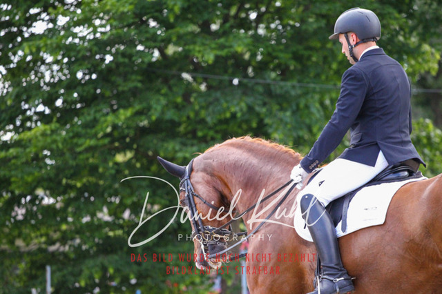 DKP40909 | Turnierfotos kaufen im Webshop von Daniel Kuhl Photography – entdecke professionelle Reitsportfotos aus Turnieren & Events. Hochwertige Turnierbilder online bestellen & sichern. Jetzt Fotos von Reitsportturnieren kaufen!