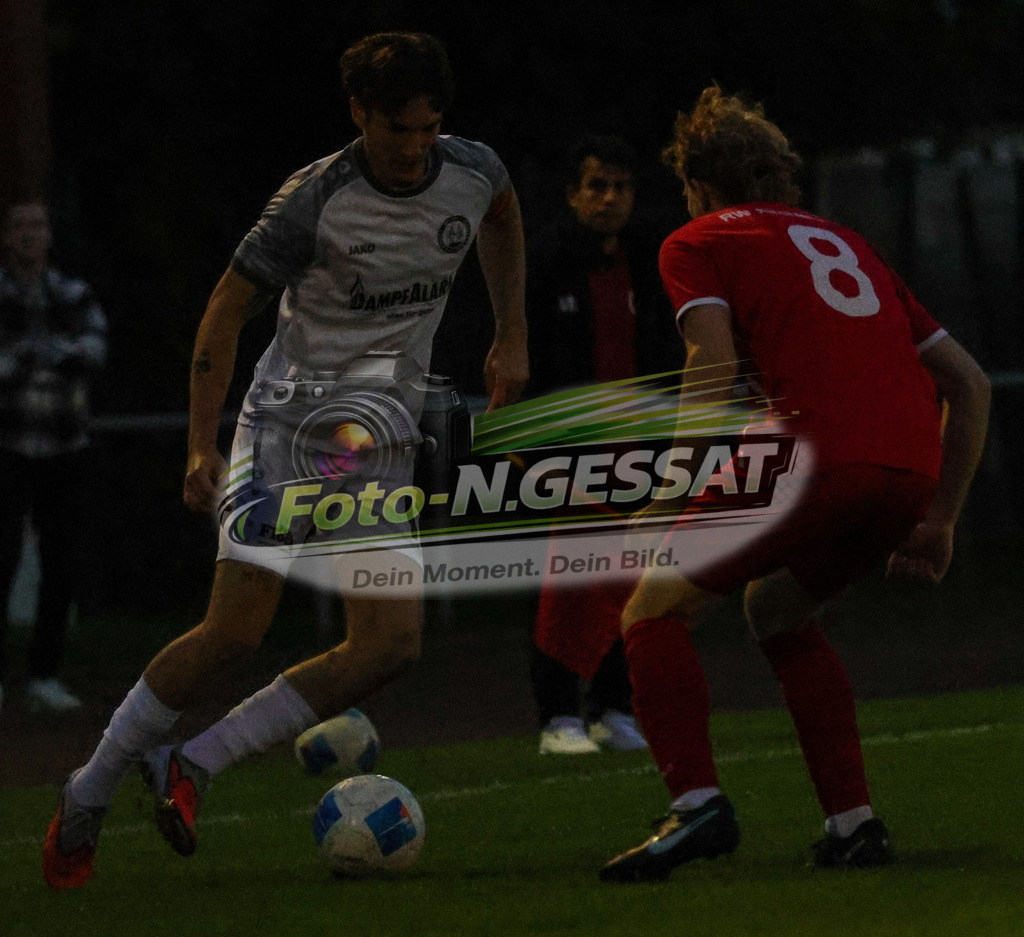 Bünder SV - FC RW Kirchlengern II | Auf dem Bild zu sehen: weiß Bünder SV: Nicolai König ; rot FC RW Kirchlengern II: Lennard LangerBünder SV, FC RW Kirchlengern II, Saison 26/27, Kreisliga A, Bünde, Deutschland - Realisiert mit Pictrs.com