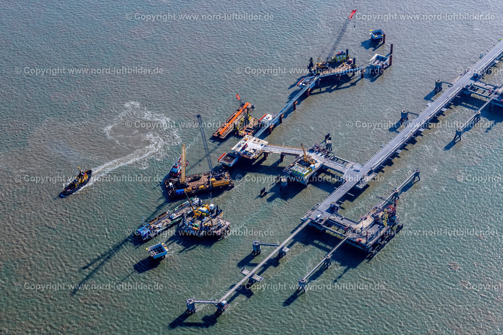 Wilhelmshaven_Lng_Terminal_Baustelle_ELS_5122091022 | WILHELMSHAVEN 09.10.2022 Baustelle zum Neubau der Wasserbrücke mit Leitungssystemen des LNG Erdgas und Flüssiggas- Terminal und Entladekai an der Nordsee in Wilhelmshaven im Bundesland Niedersachsen, Deutschland. Weiterführende Informationen bei: Depenbrock Bau GmbH & Co. KG,  Niedersachsen Ports GmbH & Co. KG,  TES Tree Energy Solutions GmbH,  Uniper Anlagenservice GmbH. // Construction site of water bridge with line systems of the LNG natural gas and liquid gas terminal and unloading quay at the North Sea in Wilhelmshaven in the state Lower Saxony, Germany. Further information at: Depenbrock Bau GmbH & Co. KG,  Niedersachsen Ports GmbH & Co. KG,  TES Tree Energy Solutions GmbH,  Uniper Anlagenservice GmbH. Foto: Martin Elsen