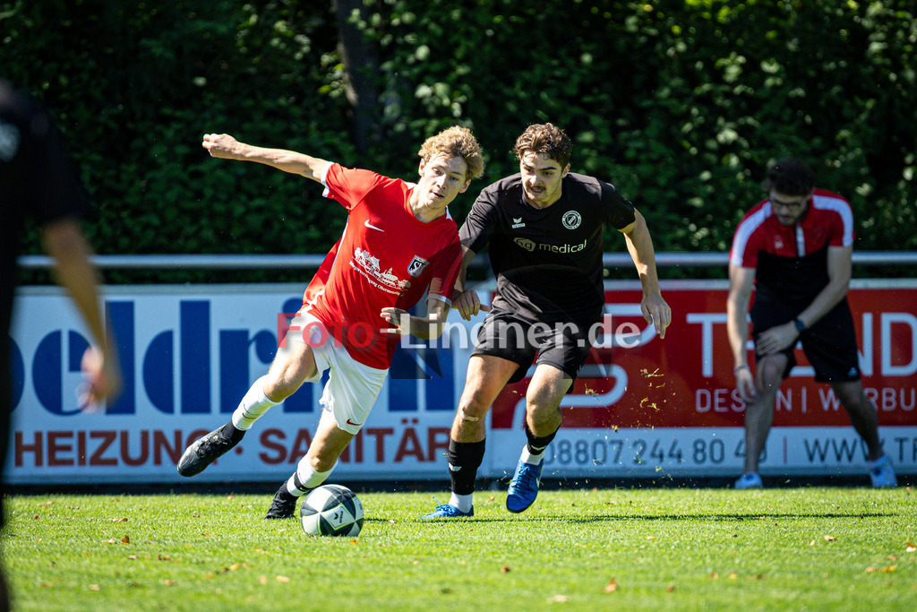 SV Raisting gegen SV Waldeck-Obermenzing München | Fußball Herren Bezirksliga Oberbayern Süd 2025/26 7. Spieltag, SV Raisting gegen SV Waldeck-Obermenzing München, 20250831,Zweikampf, 2025-08-31 in Raisting (Raiffeisen Arena Raisting), Florian GRAF (SV Waldeck-Obermenzing München 19), Florian FLATH (SV Raisting 10), Copyright: WolfgangxLindner www.foto-lindner.de